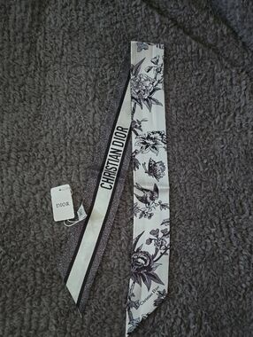 ♡♡♡ Dior Black and White Floral Silk Twilly
